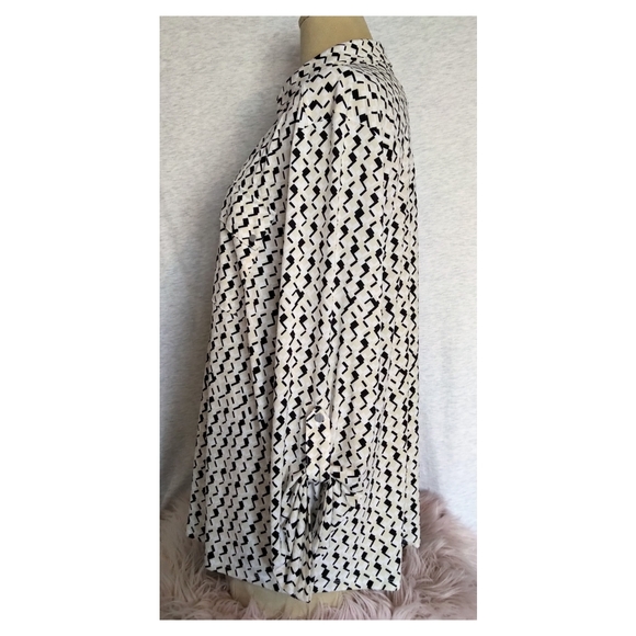 NWT Jones New York Signature Abstract Geometric Print 1/2 Button Blouse - Picture 3 of 6